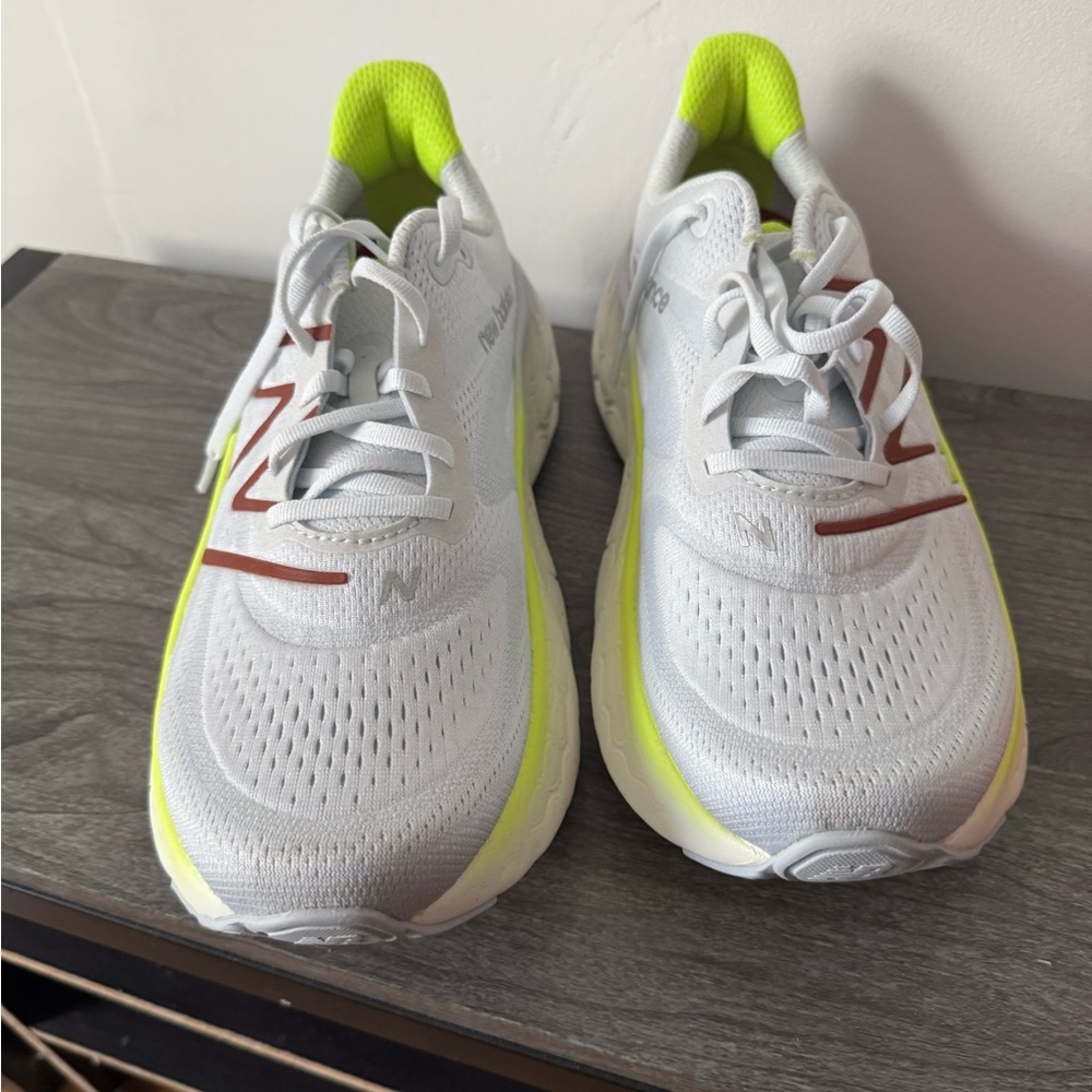 Like new Fresh Foam X More v4 new balance running shoes